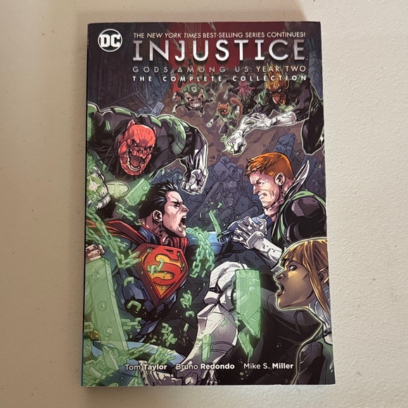 DC Comics Graphic Novel with Green and Black Cover - Picture 1 of 5